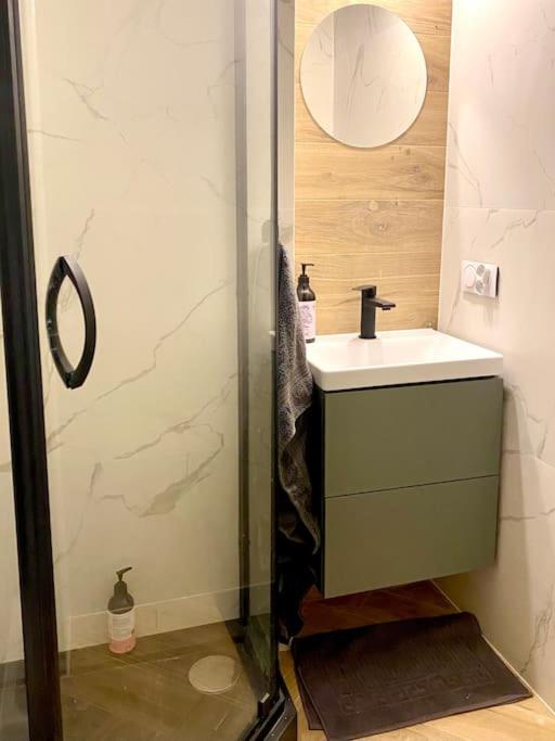Close To Metro, 8 Minutes To Centrum And Near Airport Leilighet *